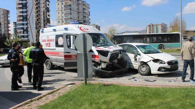 Hasta taşıyan ambulansla otomobil çarpıştı: 2 yaralı