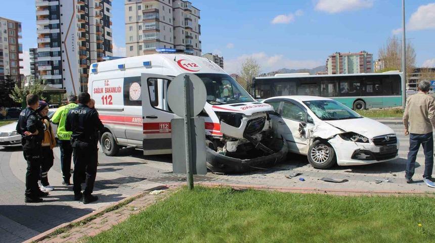 Hasta taşıyan ambulansla otomobil &ccedil;arpıştı: 2 yaralı