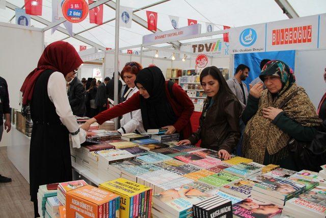 &Ccedil;orum 8. Kitap Fuarı ve K&uuml;lt&uuml;r G&uuml;nleri başladı 2