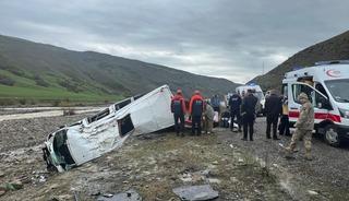 Muş'ta minib&uuml;s dere yatağına devrildi: 16 yaralı