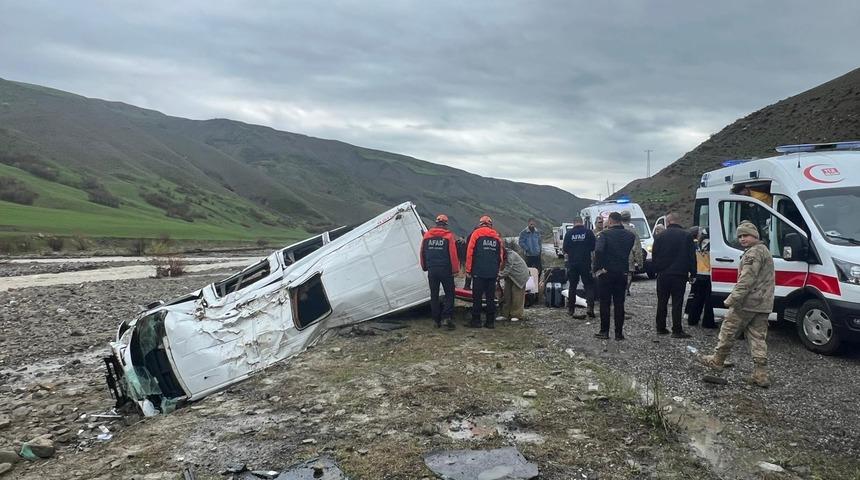 Muş'ta minib&uuml;s dere yatağına devrildi: 16 yaralı