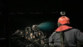 &Ccedil;eşme a&ccedil;ıklarında 31 d&uuml;zensiz g&ouml;&ccedil;men yakalandı