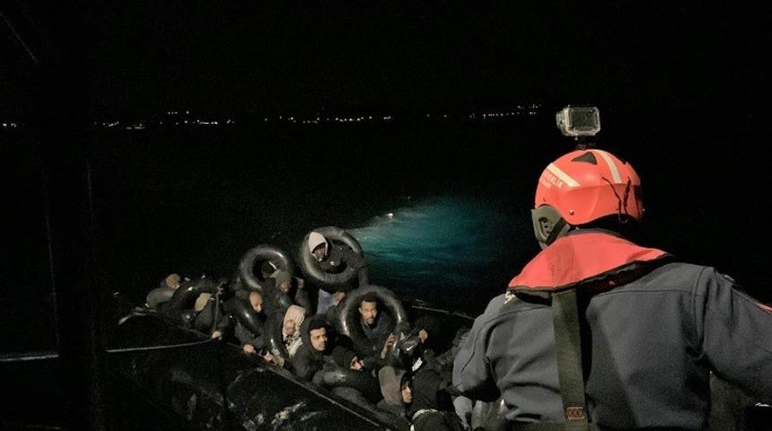 &Ccedil;eşme a&ccedil;ıklarında 31 d&uuml;zensiz g&ouml;&ccedil;men yakalandı