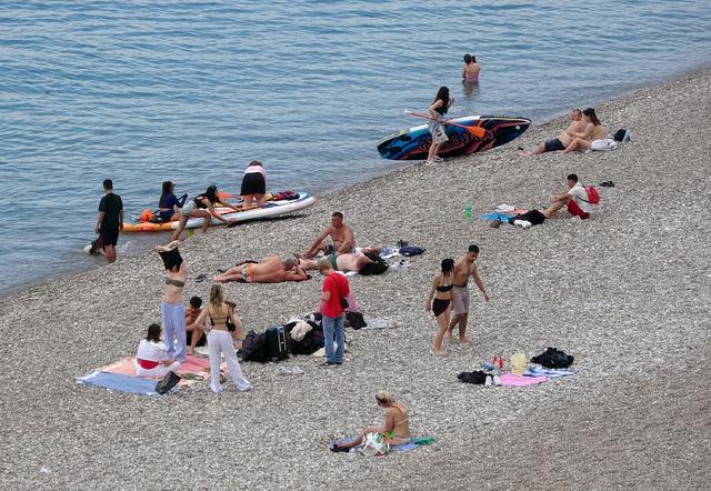 Antalya da sıcak havayı fırsat bilenler sahile akın etti 4