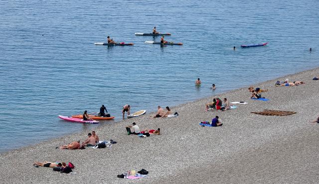 Antalya da sıcak havayı fırsat bilenler sahile akın etti 2