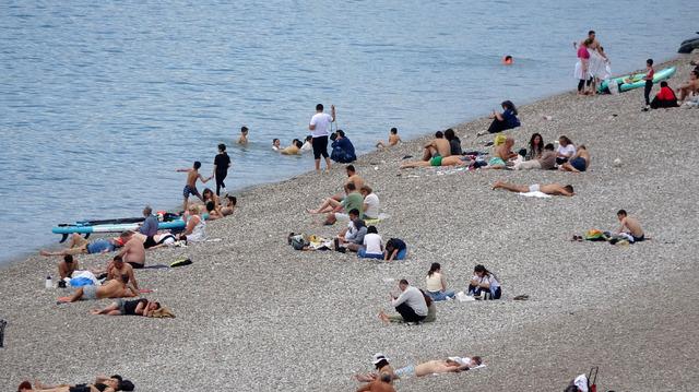 Antalya da sıcak havayı fırsat bilenler sahile akın etti 1