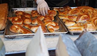 Eşiyle birlikte yaptığı poğa&ccedil;alarla insanlara umut oluyor