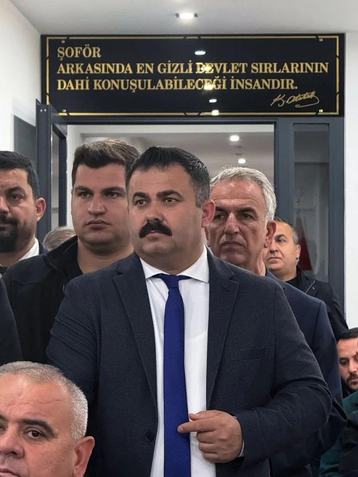 Atat&uuml;rk &uuml;n s&ouml;z&uuml;ym&uuml;ş gibi astılar! Sosyal medyada yorum yağıyor 1