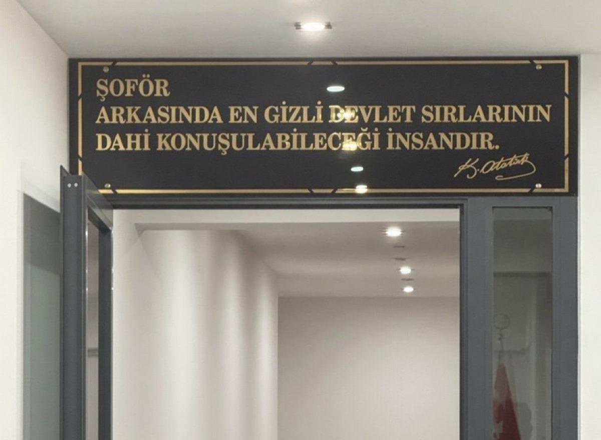 Atat&uuml;rk &uuml;n s&ouml;z&uuml;ym&uuml;ş gibi astılar! Sosyal medyada yorum yağıyor 2