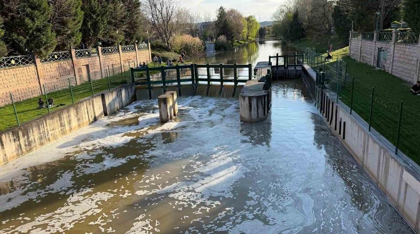 Porsuk &Ccedil;ayı&rsquo;nın y&uuml;zeyi k&ouml;p&uuml;kle kaplandı