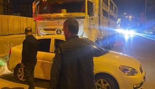 Kamyon otomobili s&uuml;r&uuml;kledi