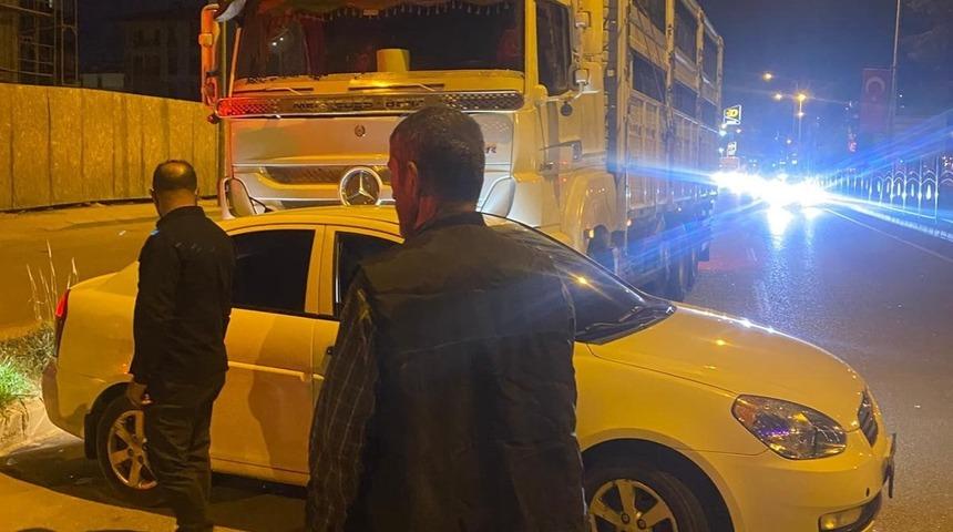 Kamyon otomobili s&uuml;r&uuml;kledi