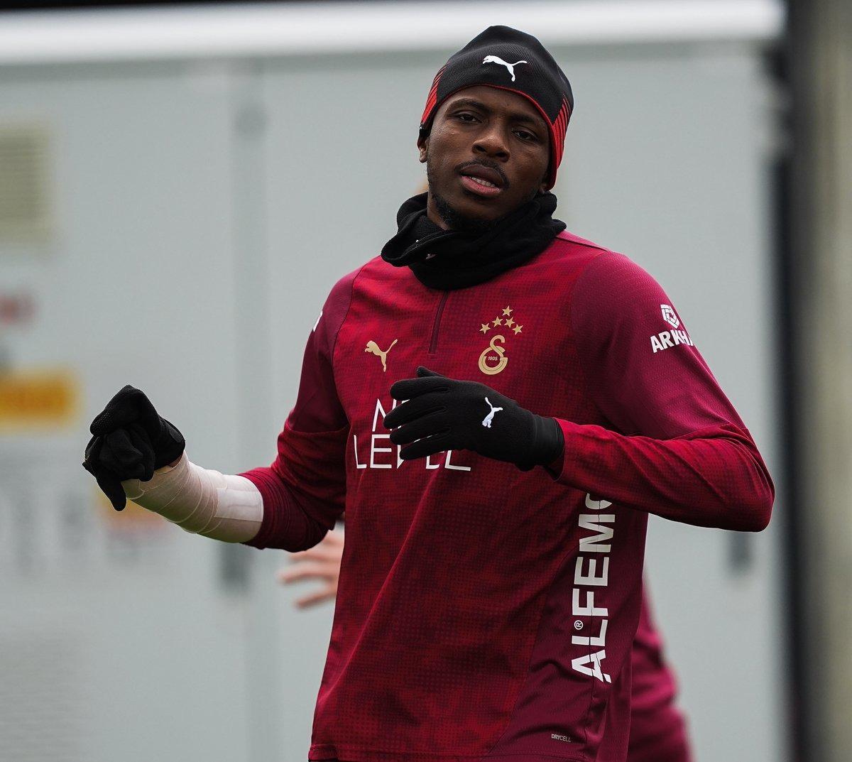 Herkes merakla bekliyordu! Osimhen in Fenerbah&ccedil;e derbisinde oynayıp oynayamayacağı belli oldu 1