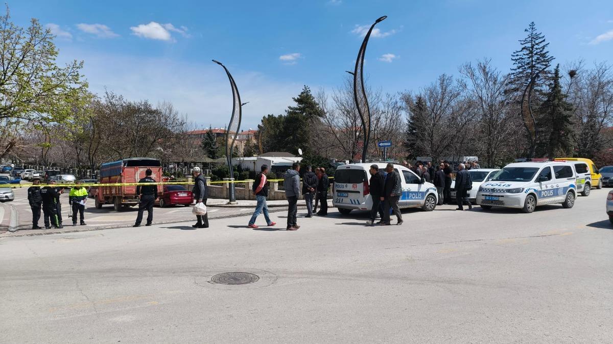 Park d&ouml;n&uuml;ş&uuml; kabusa d&ouml;nd&uuml;: Dedesinin elinden ka&ccedil;tı, kamyonet &ccedil;arptı! 2