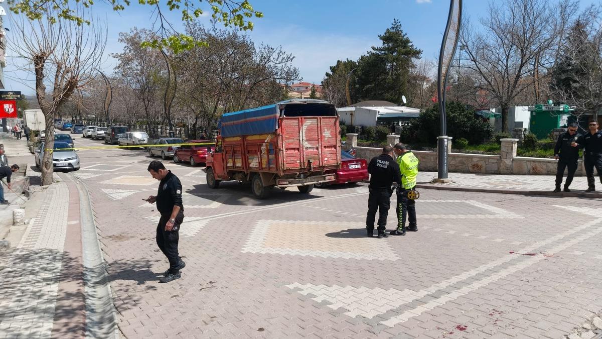 Park d&ouml;n&uuml;ş&uuml; kabusa d&ouml;nd&uuml;: Dedesinin elinden ka&ccedil;tı, kamyonet &ccedil;arptı! 1