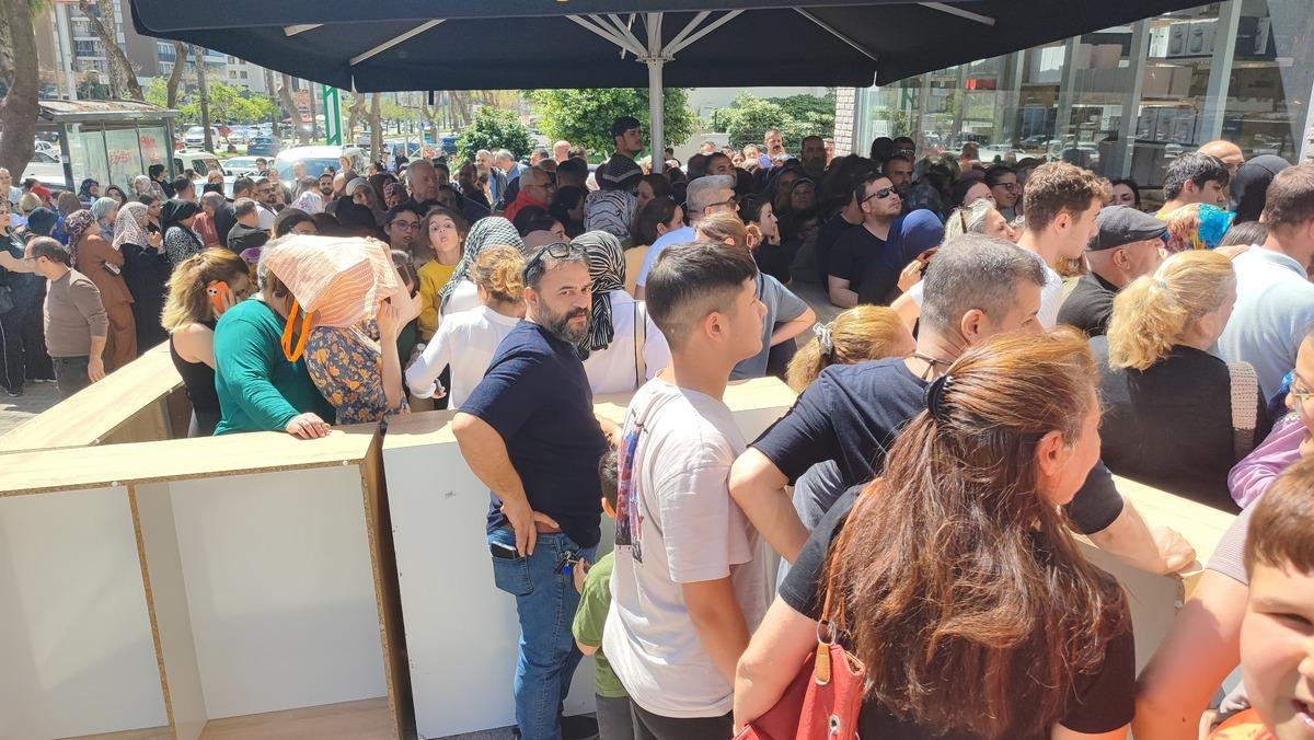 100 TL den satışa sunuldu, izdiham oluştu! Ezilme tehlikesi ge&ccedil;irdiler 2