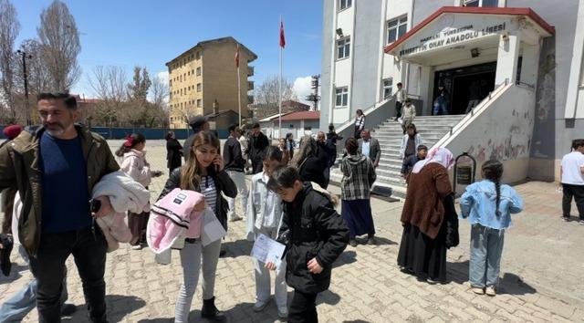 Y&uuml;ksekova&rsquo;da 4 bin 69 &ouml;ğrenci bursluluk sınavında ter d&ouml;kt&uuml; 5