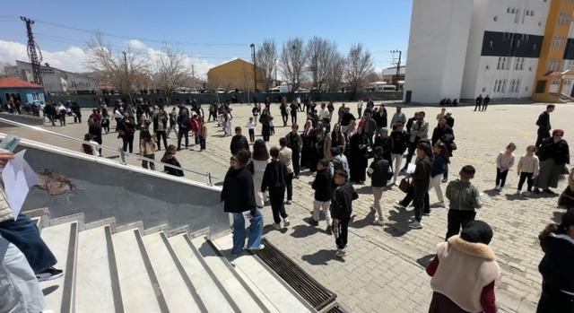 Y&uuml;ksekova&rsquo;da 4 bin 69 &ouml;ğrenci bursluluk sınavında ter d&ouml;kt&uuml; 4