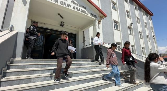 Y&uuml;ksekova&rsquo;da 4 bin 69 &ouml;ğrenci bursluluk sınavında ter d&ouml;kt&uuml; 3