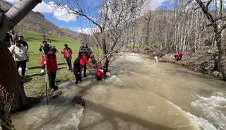 Hakkari'de dereye d&uuml;şen &ccedil;ocuk i&ccedil;in arama &ccedil;alışması başlatıldı