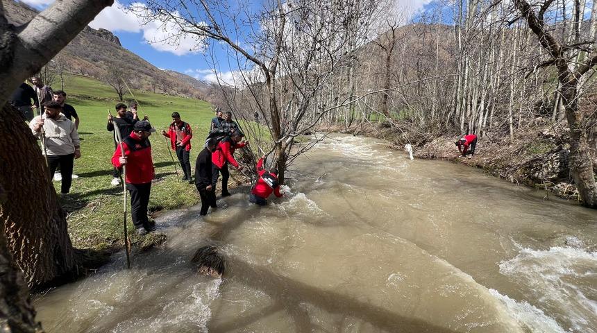 Hakkari'de dereye d&uuml;şen &ccedil;ocuk i&ccedil;in arama &ccedil;alışması başlatıldı