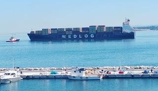 &Ccedil;anakkale Boğazı'nda arızalanan gemi g&uuml;venli b&ouml;lgeye &ccedil;ekildi