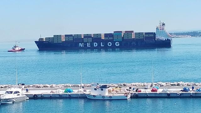 Çanakkale Boğazı'nda arızalanan gemi güvenli bölgeye çekildi