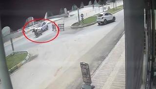 Kaza yapan motosikletli karşı y&ouml;nden gelen minib&uuml;s&uuml;n altında kaldı