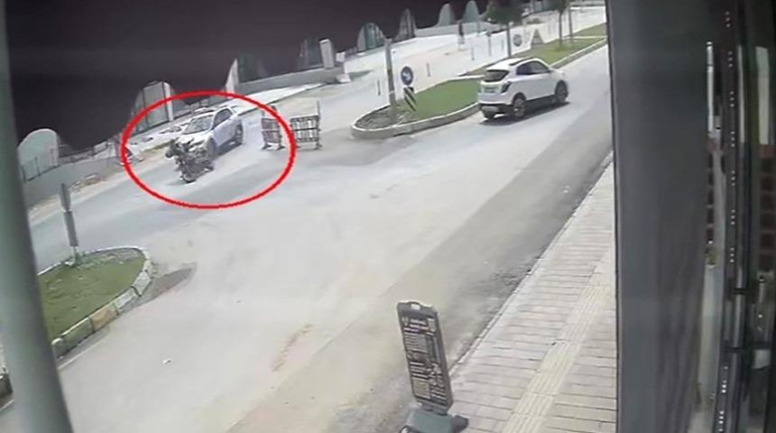 Kaza yapan motosikletli karşı y&ouml;nden gelen minib&uuml;s&uuml;n altında kaldı