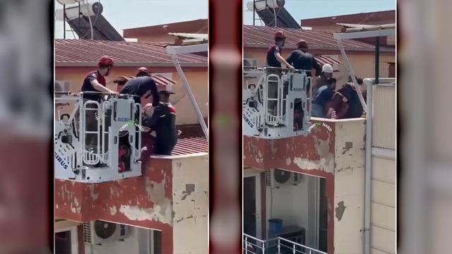 İntihara kalkışan kadın böyle kurtarıldı! İzmir'de panik anları