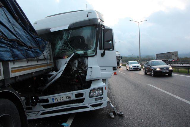 Hurdaya dönen TIR'dan hafif yaralı kurtuldu