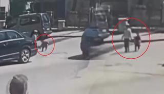 Park d&ouml;n&uuml;ş&uuml; kabusa d&ouml;nd&uuml;: Kamyonet &ccedil;arptı!