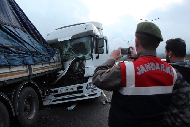 Hurdaya dönen TIR'dan hafif yaralı kurtuldu