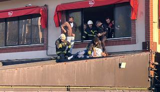 Kafeteryanın 3&rsquo;&uuml;nc&uuml; katında otururken dengesini kaybedip, alt katın terasına d&uuml;şt&uuml;