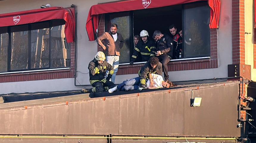 Kafeteryanın 3&rsquo;&uuml;nc&uuml; katında otururken dengesini kaybedip, alt katın terasına d&uuml;şt&uuml;