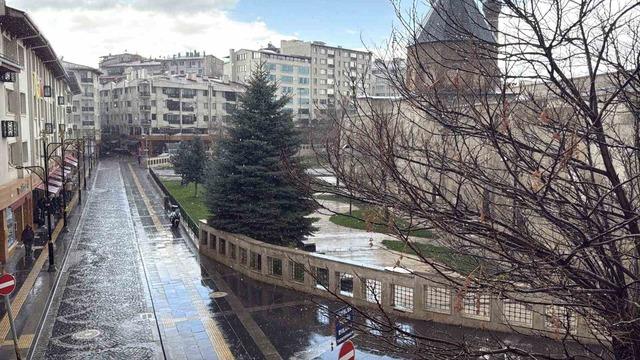 Sivas&rsquo;ta kuvvetli yağmur etkili oldu, hazırlıksız yakalananlar sığınacak yer aradı 3