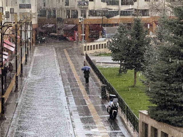 Sivas&rsquo;ta kuvvetli yağmur etkili oldu, hazırlıksız yakalananlar sığınacak yer aradı 2