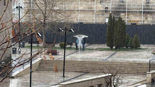 Sivas&rsquo;ta kuvvetli yağmur etkili oldu, hazırlıksız yakalananlar sığınacak yer aradı 1