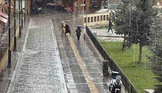 Sivas&rsquo;ta kuvvetli yağmur etkili oldu, hazırlıksız yakalananlar sığınacak yer aradı