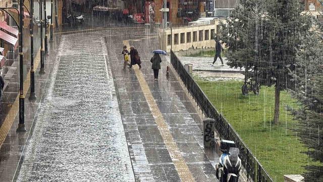 Sivas’ta kuvvetli yağmur etkili oldu, hazırlıksız yakalananlar sığınacak yer aradı