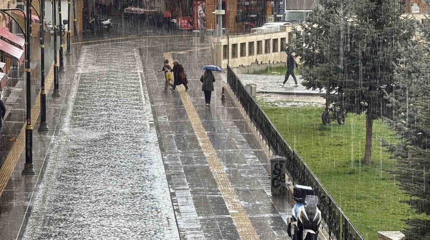 Sivas&rsquo;ta kuvvetli yağmur etkili oldu, hazırlıksız yakalananlar sığınacak yer aradı