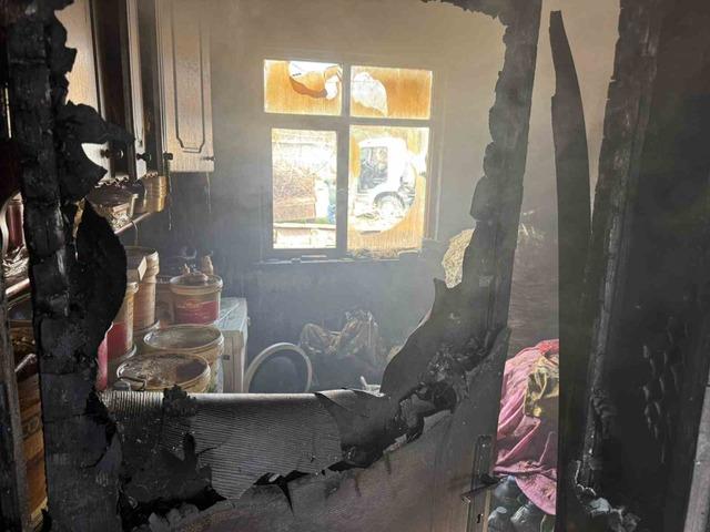 Alevlere teslim olan ev kullanılmaz hale geldi 3