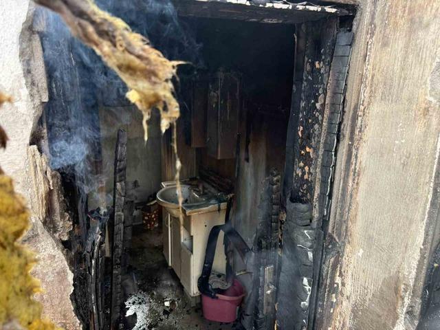 Alevlere teslim olan ev kullanılmaz hale geldi 2