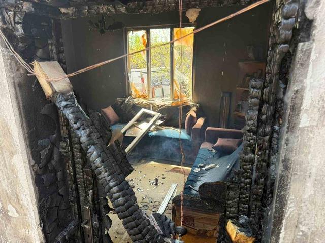 Alevlere teslim olan ev kullanılmaz hale geldi 1