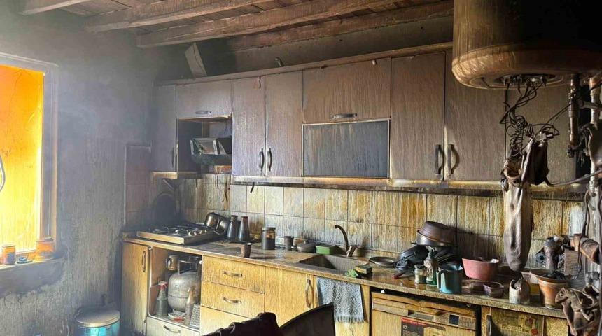 Alevlere teslim olan ev kullanılmaz hale geldi