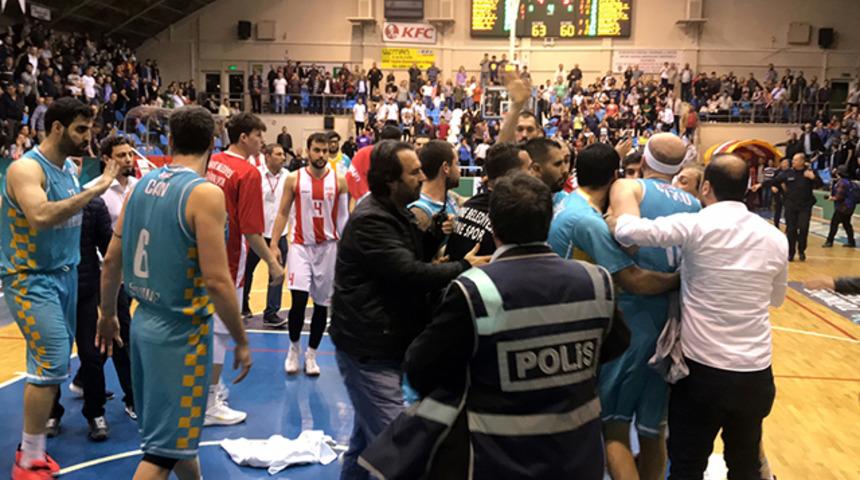 Edirne Belediyesi Edirnespor ile Haliliye Belediyespor ma&ccedil;ında olaylar &ccedil;ıktı!