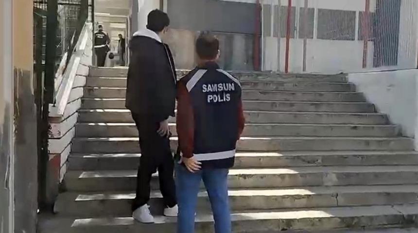 Zamanla yarışan polis kimliğini kaybeden &ouml;ğrenciyi sınava yetiştirdi