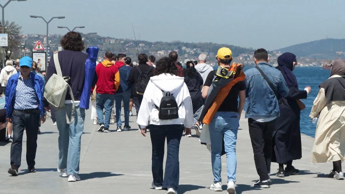 Bebek Sahil de bahar yoğunluğu: Sıcak havayı fırsat bilenler, denize girdiler 7