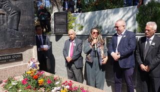 Halk ozanı Ali Ekber &Ccedil;i&ccedil;ek vefatının 20. yılında kabri başında anıldı