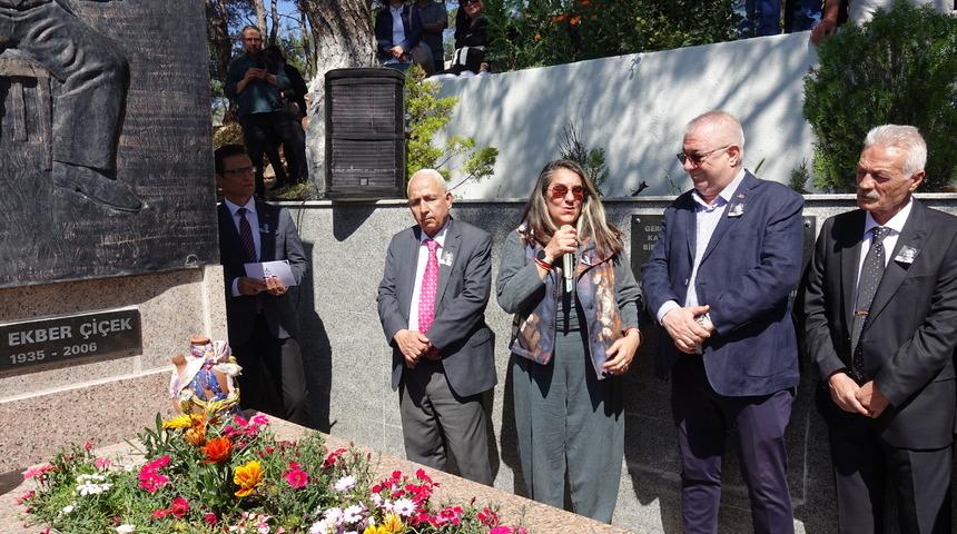 Halk ozanı Ali Ekber &Ccedil;i&ccedil;ek vefatının 20. yılında kabri başında anıldı